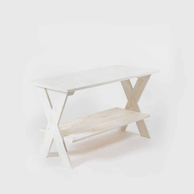 Декоративный деревянный столик фотография